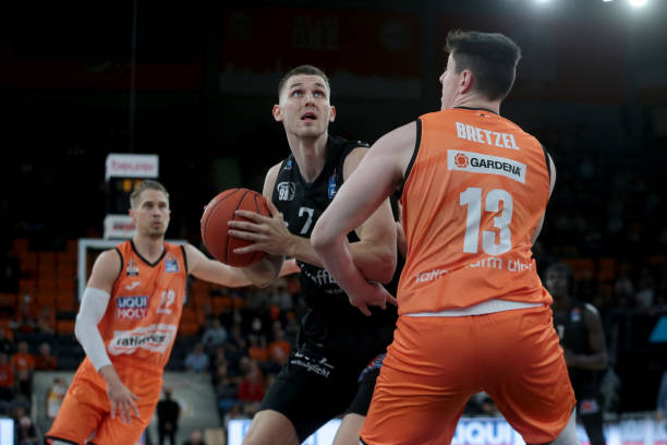 队内部的 队内部的